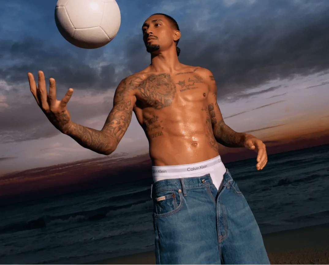 bsport体育官网入口-拉菲尼亚代言CK：小时候看到球星广告时，总会幻想自己这样